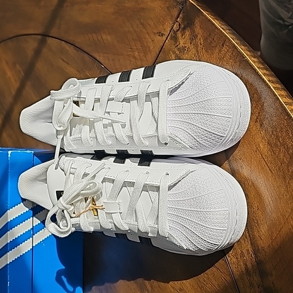 Shell Toe Adidas - Picture 2 of 8